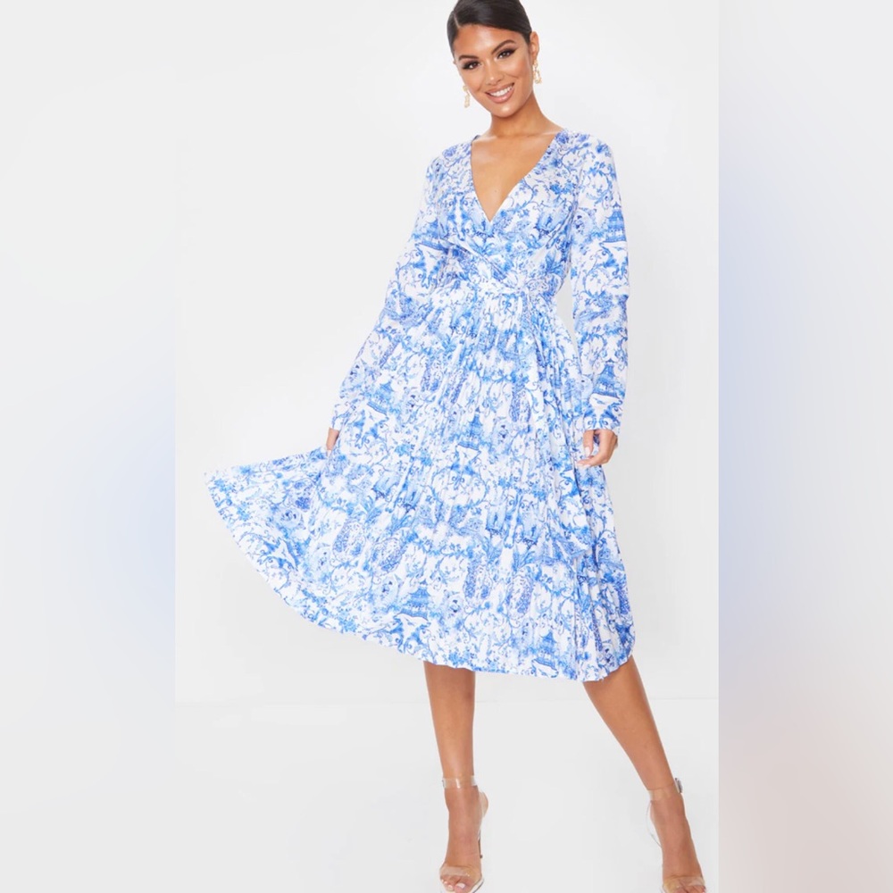 PrettyLittleThing Blue & White Printed V-Neck Midi Dress